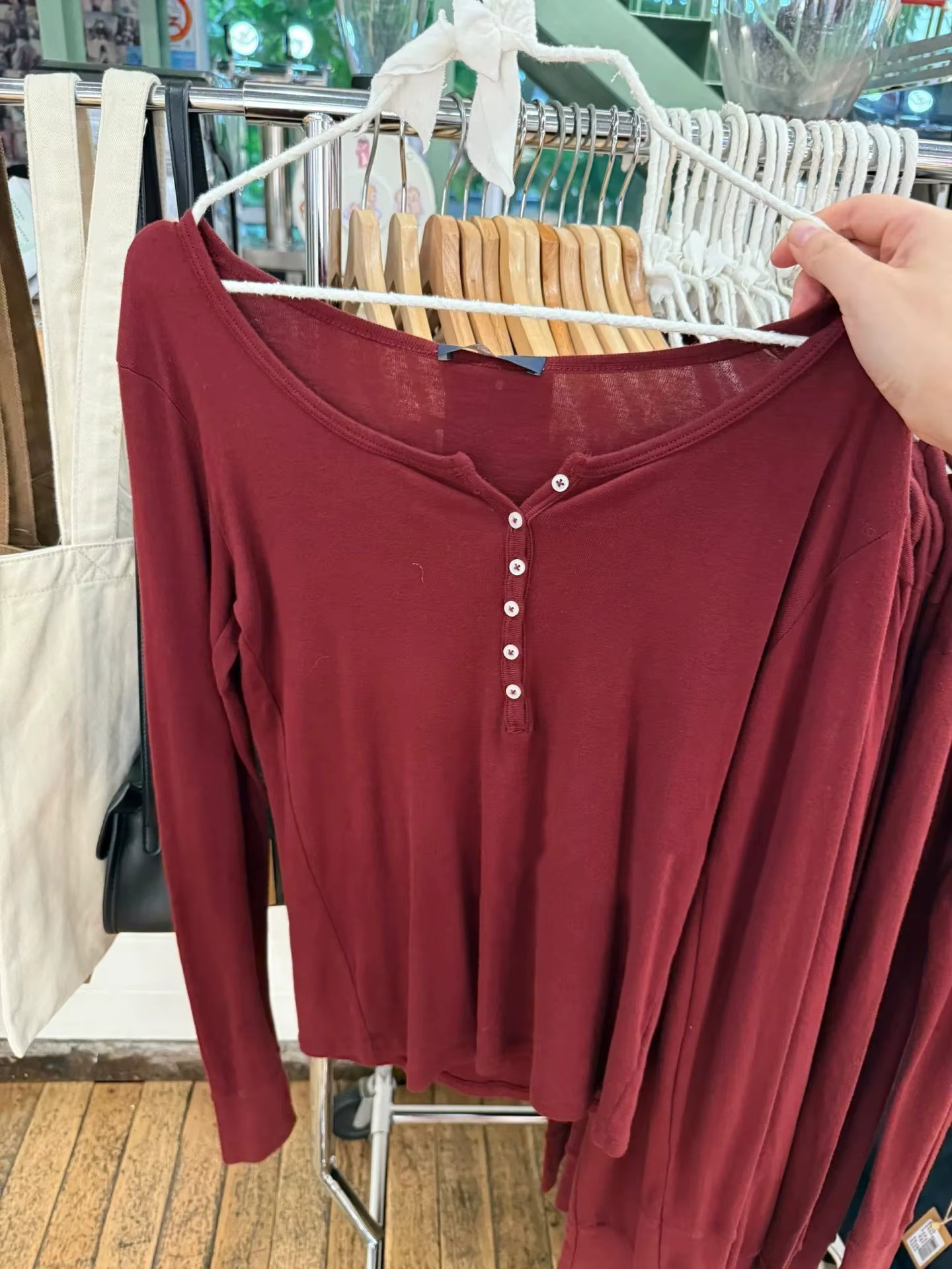 Six boutons bordeaux à manches longues T-shirt femme automne col rond coton mince