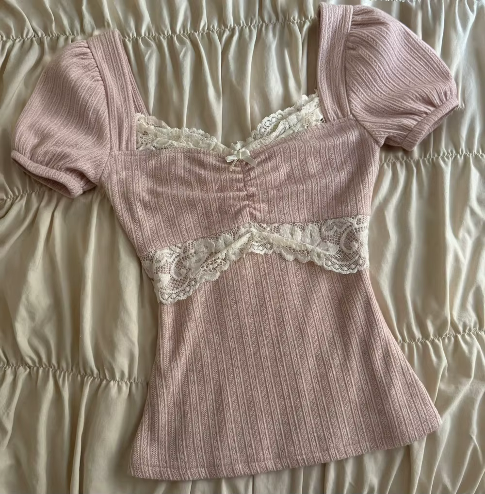 T-shirt Coquette en dentelle patchwork d'été