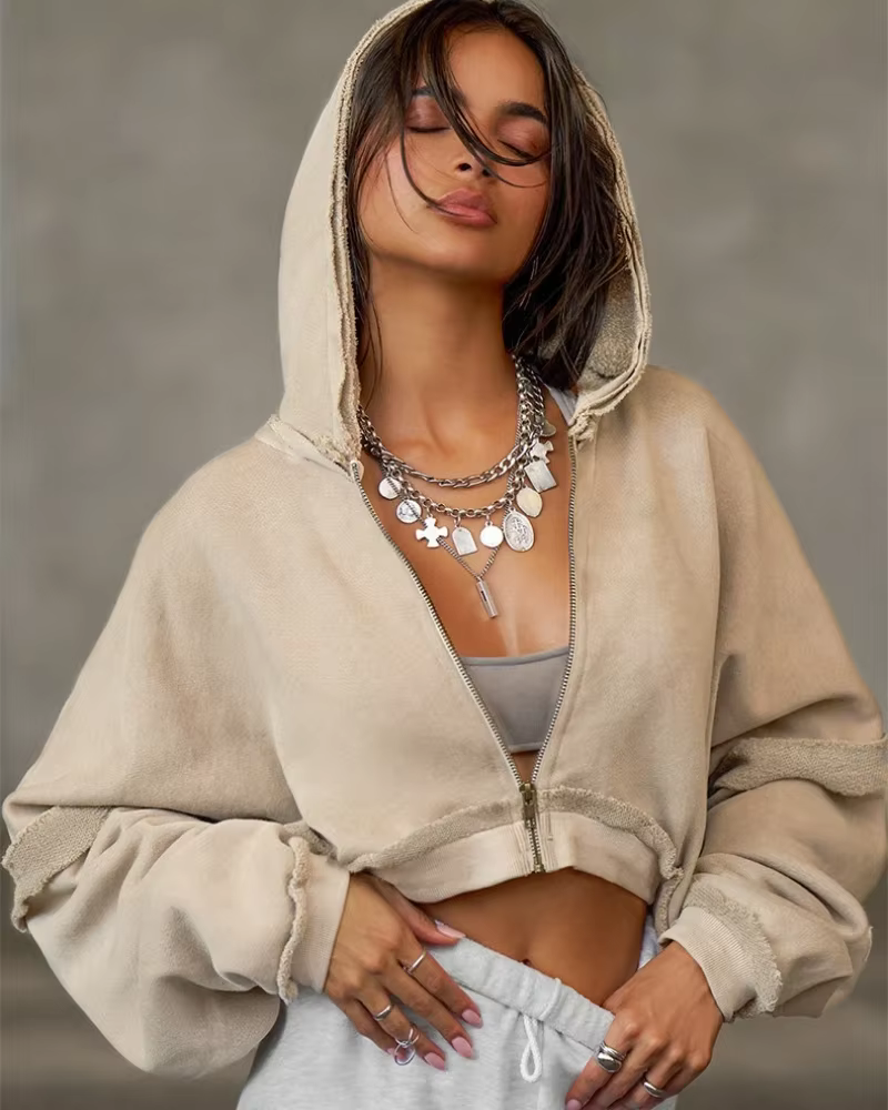 Hoodie court pour femme avec bords effilochés et nombril apparent