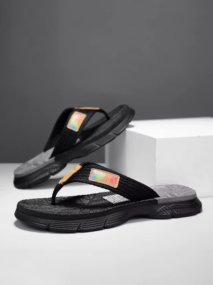 Tongs pour hommes, doté d'une tige tricotée avec une étiquette colorée, une semelle de deux couleurs, simple et élégante, dans un style décontracté