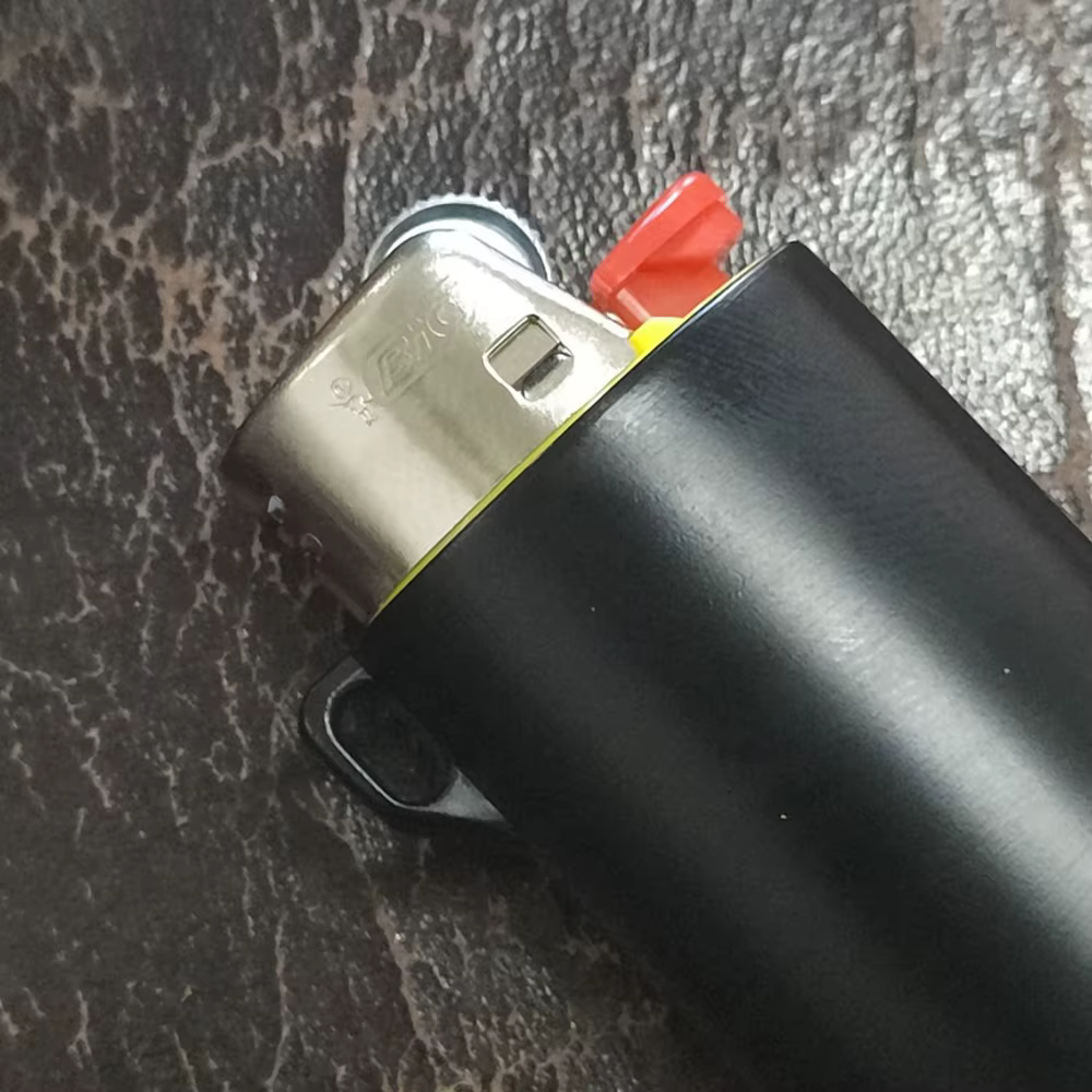 Étui en métal noir pour briquet BIC J6