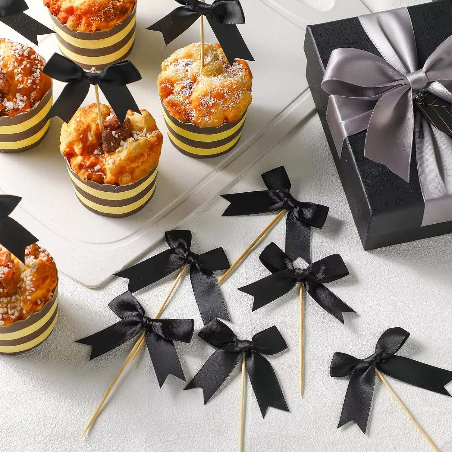 Décoration de Cupcake avec nœud en perles noires