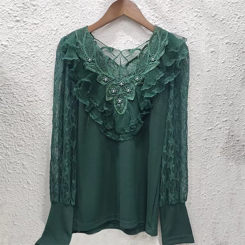 T-shirt fin à manches courtes avec coutures florales à volants en dentelle