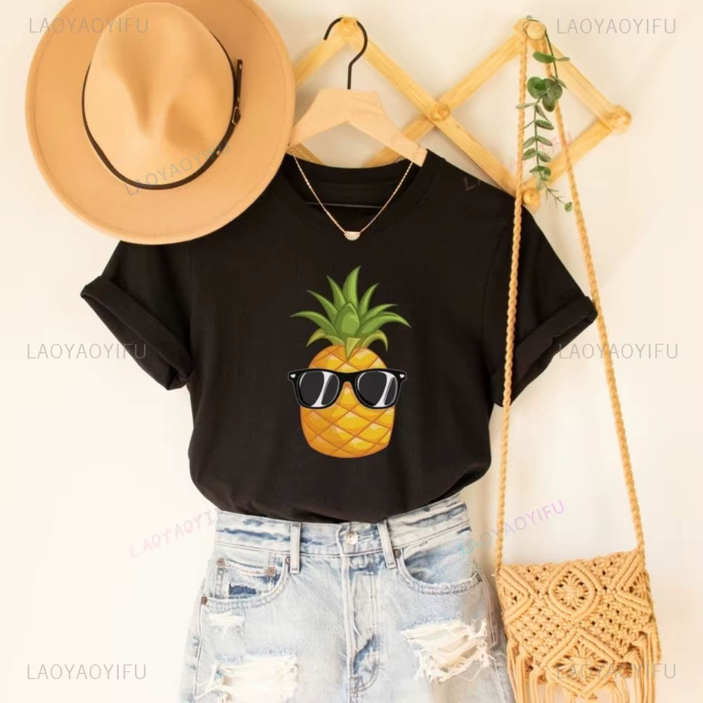 Ananas fruits hauts t-shirt un modèle de dessin animé intéressant et mignon d'ananas portant des lunettes de soleil