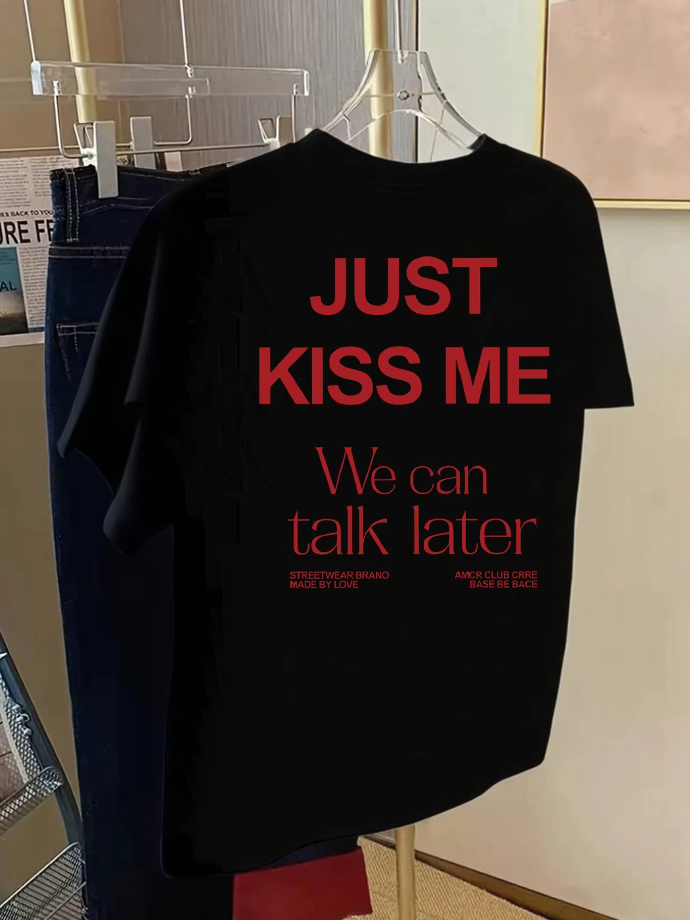 T-shirt imprimé « KISS ME We Can Talk Later » à manches courtes et col rond