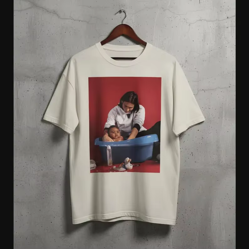 T-shirt avec photo iconique de Messi et Lamine Yamal, t-shirt de légende du football, cadeau pour les fans du Barcelone, t-shirt GOAT du football, t-shirt pour hommes et femmes
