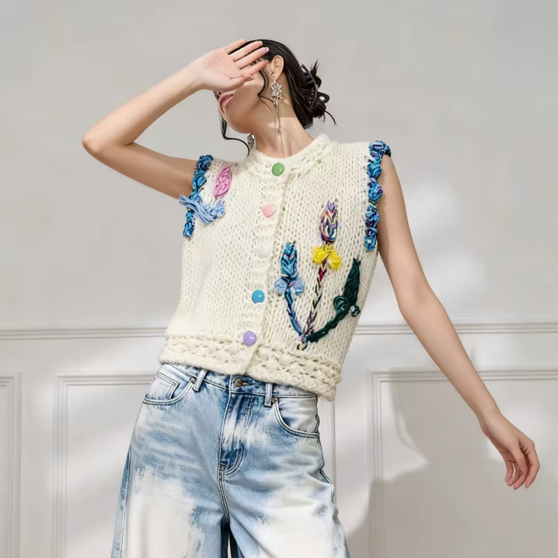 Nouveau pull sans manches pour femme, style jeune et tendance, à col rond, boutonné, en tricot color-block, pour le printemps et l'automne.