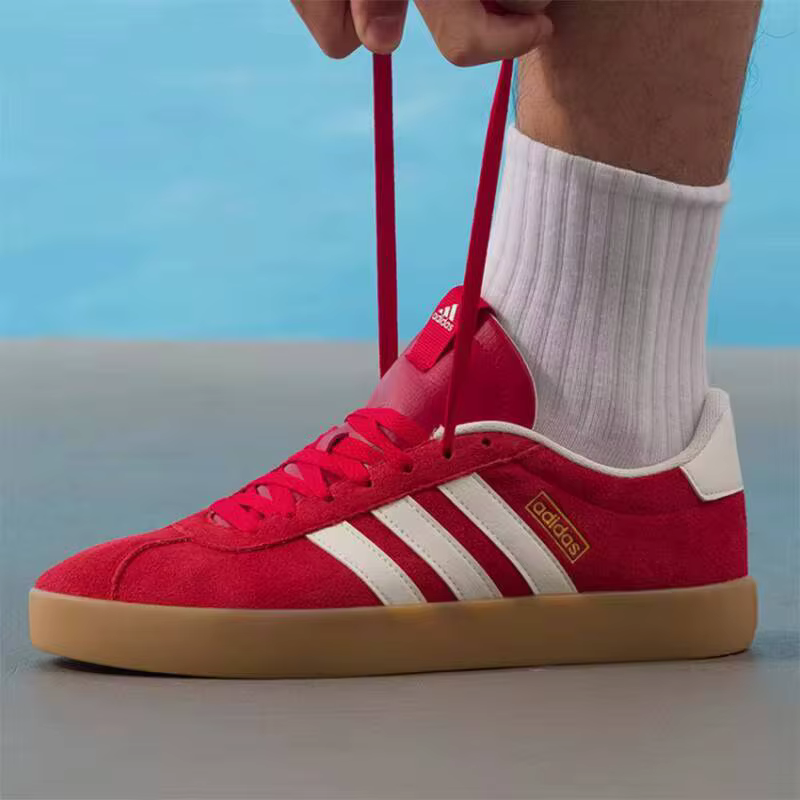Chaussures de skate Adidas Originals rouges à tige basse, en daim, classiques, 3 bandes, semelle en caoutchouc, baskets décontractées vintage KI5079