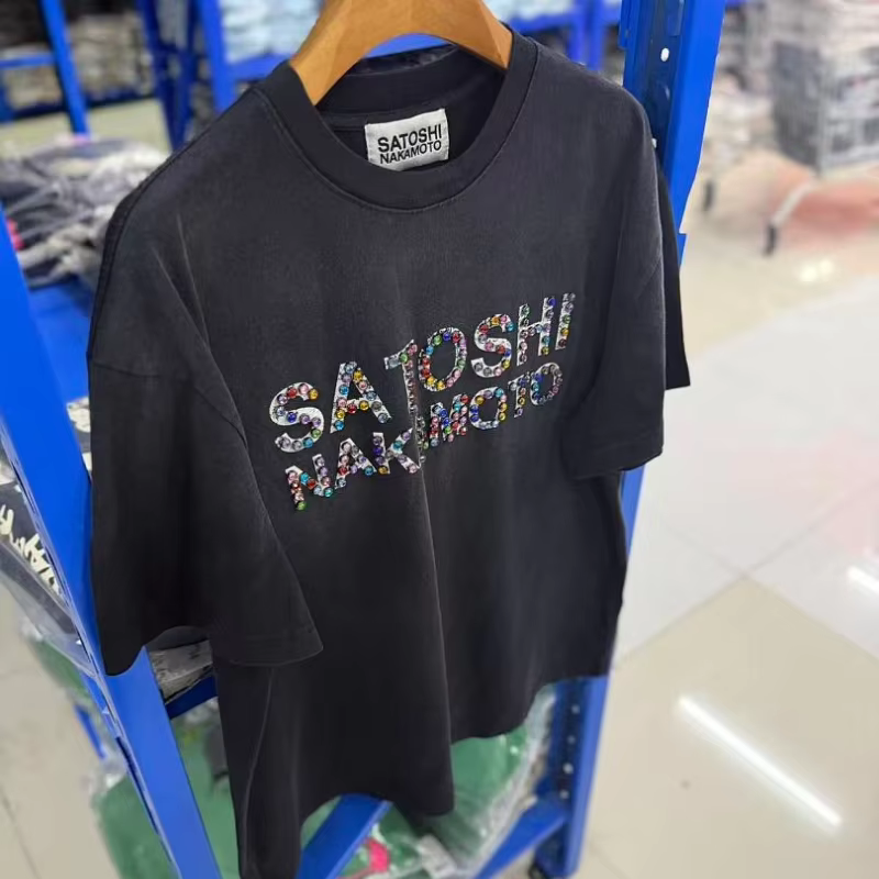 Nouveau T-shirt Satoshi en coton noir à col rond