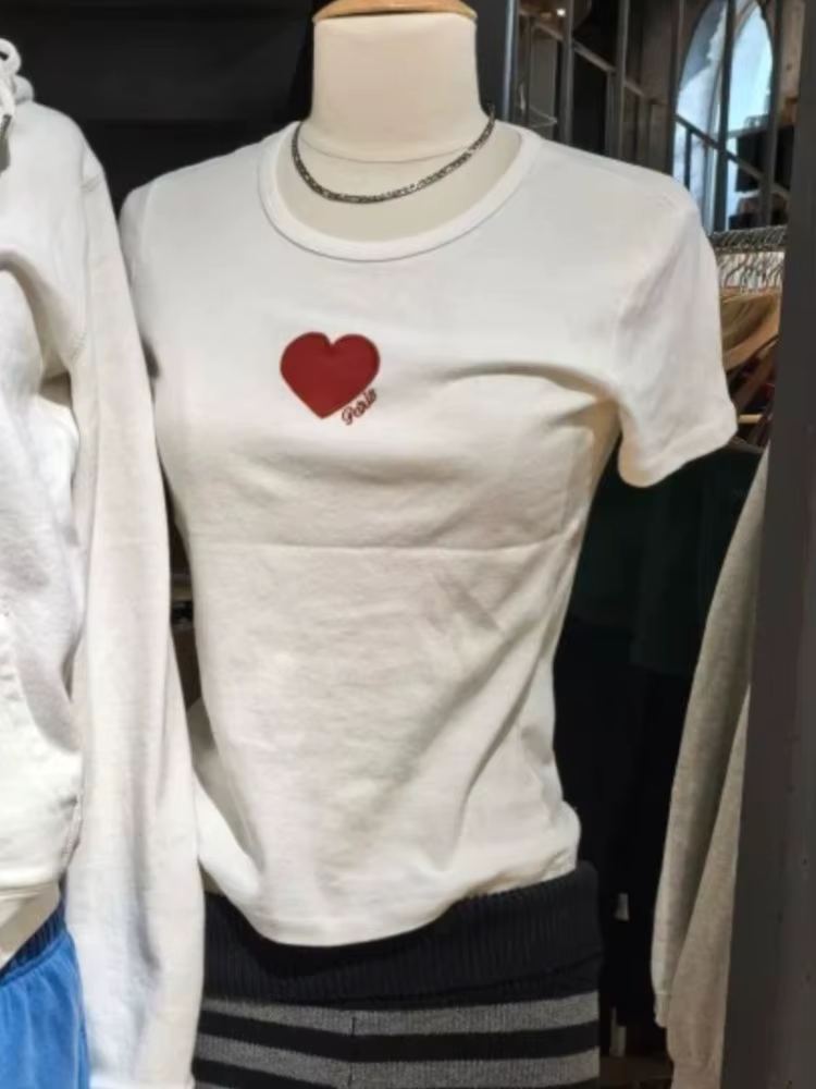 T-shirts brodés cœur rouge pour femmes