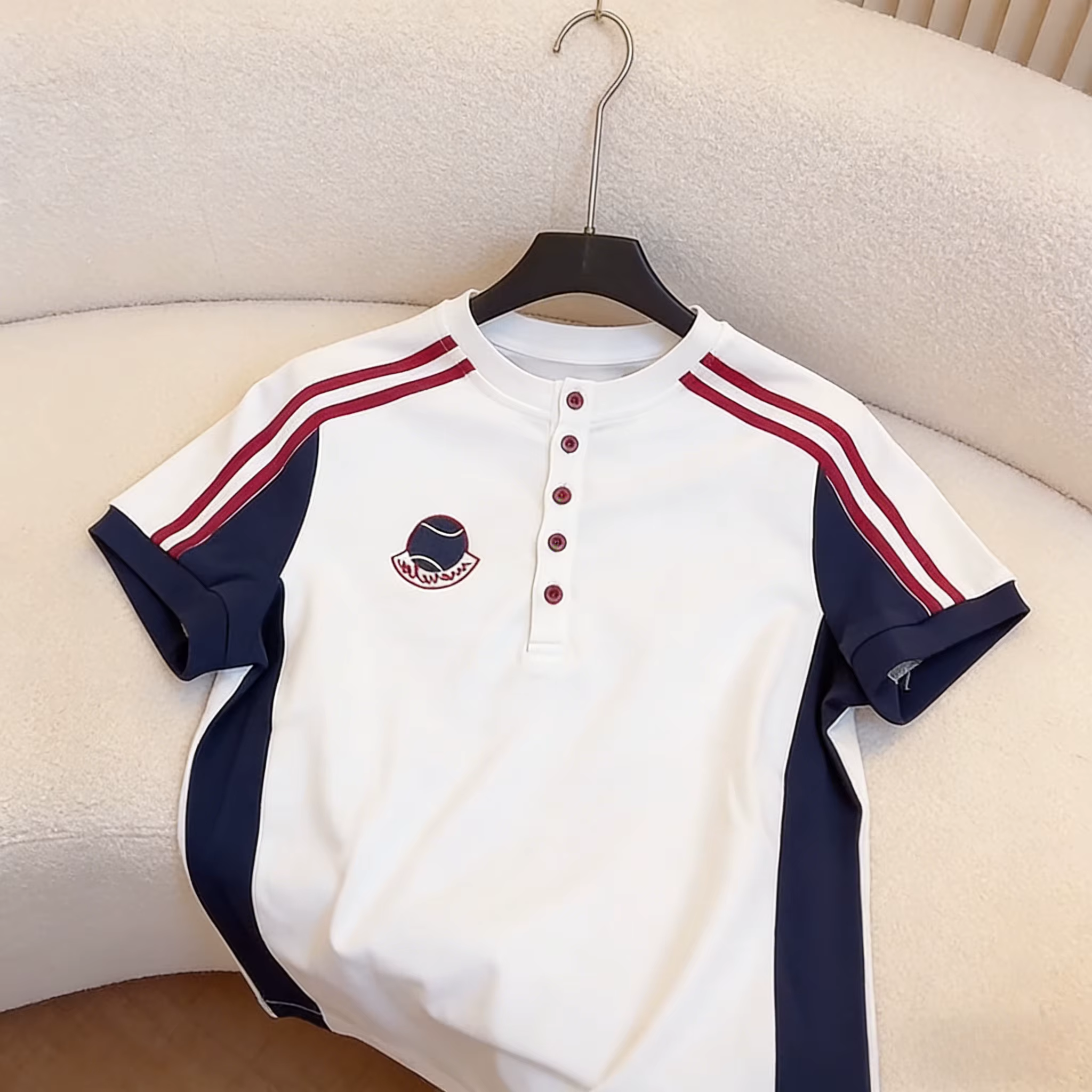 T-shirt de tennis preppy pour femme
