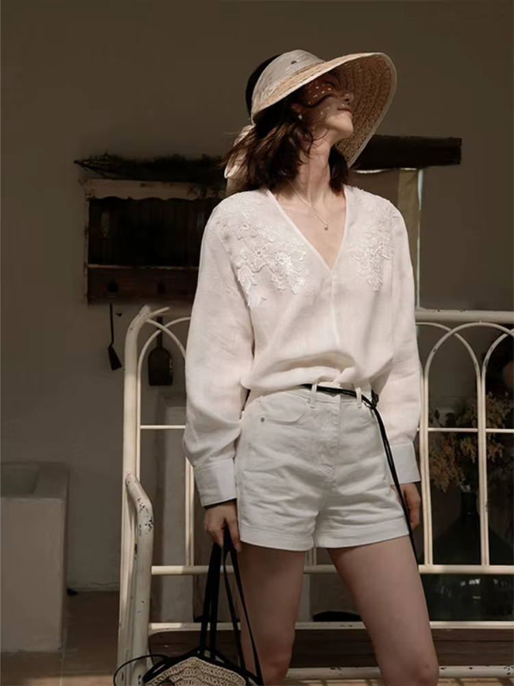 Chemise à broderies florales pour femmes 2026 Blusas Mujer De Moda Manches longues Col en V Blouses Chic Vintage coréen Hauts féminins