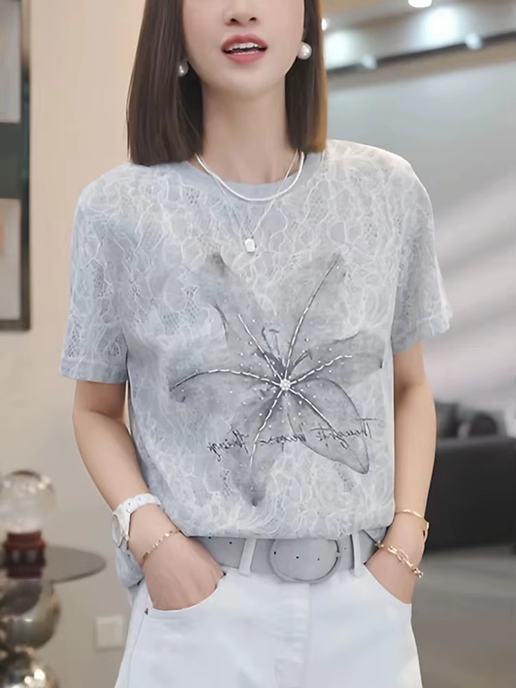 T-shirt de décoration tridimensionnelle orné de fleurs