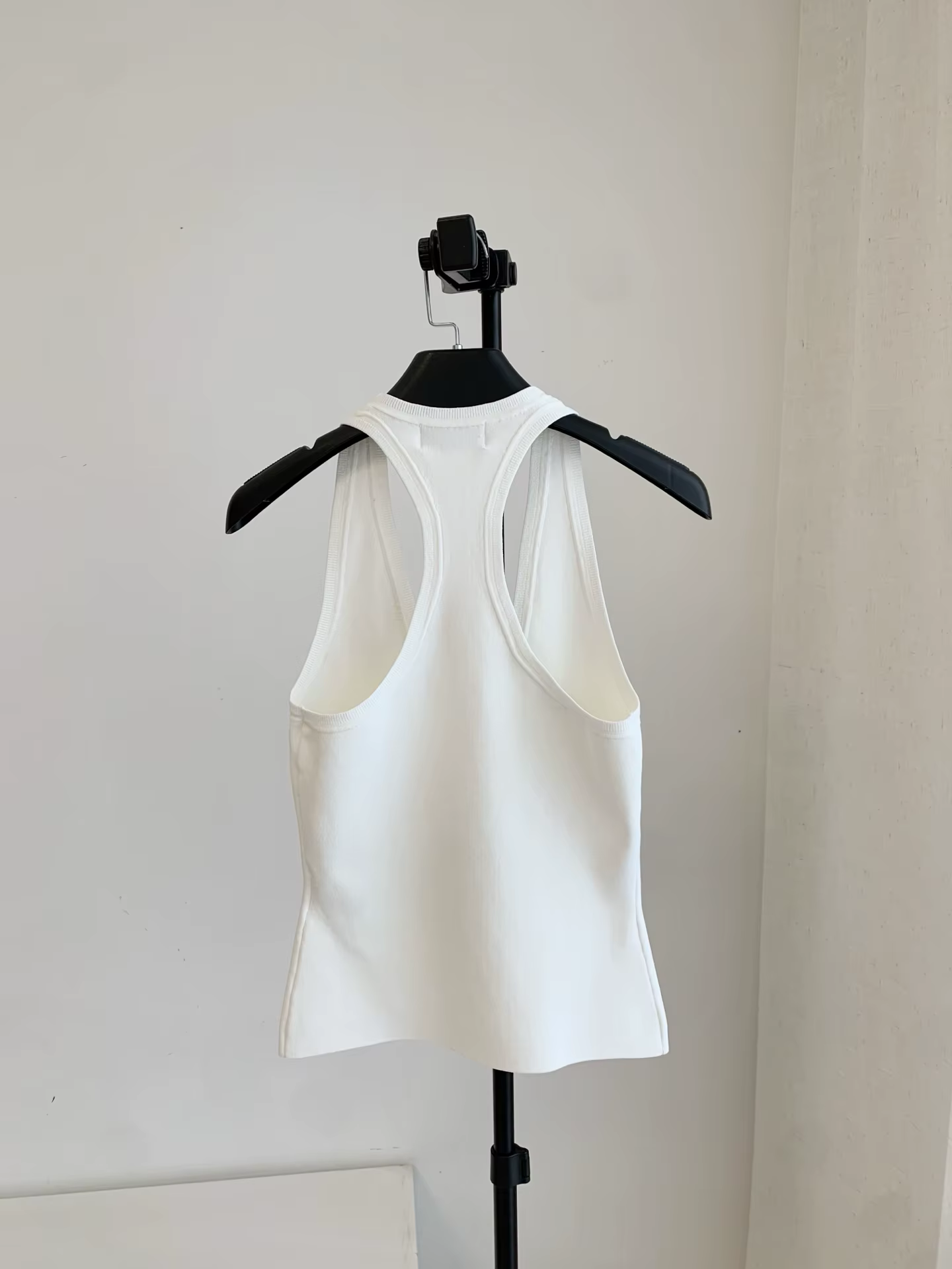 Débardeurs Femme Noirs ou Blancs Été 2026 – Gilet Tricoté Décontracté Slim à Col Halter et Encolure en U Sans Manches