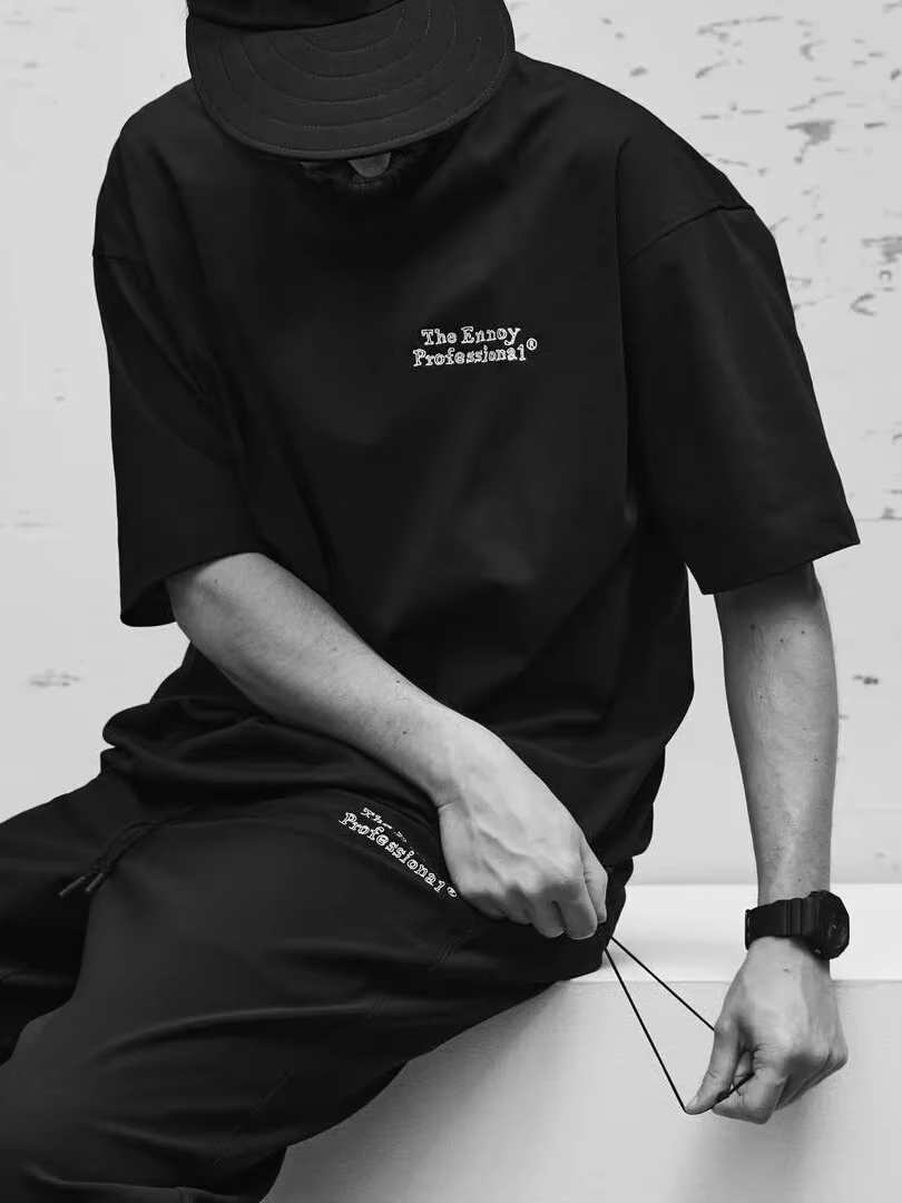 The Ennoy T-shirt coopération rétro broderie à manches courtes hommes et femmes col rond ample pur coton tokyo