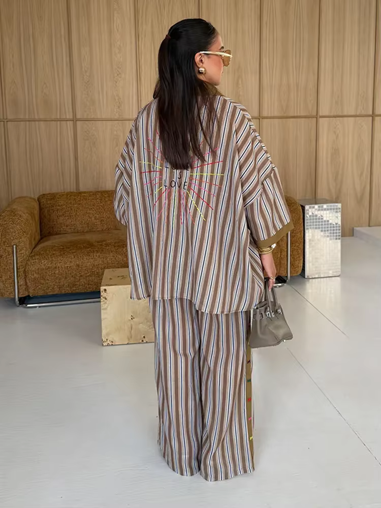 Ensemble chemise et pantalon à rayures