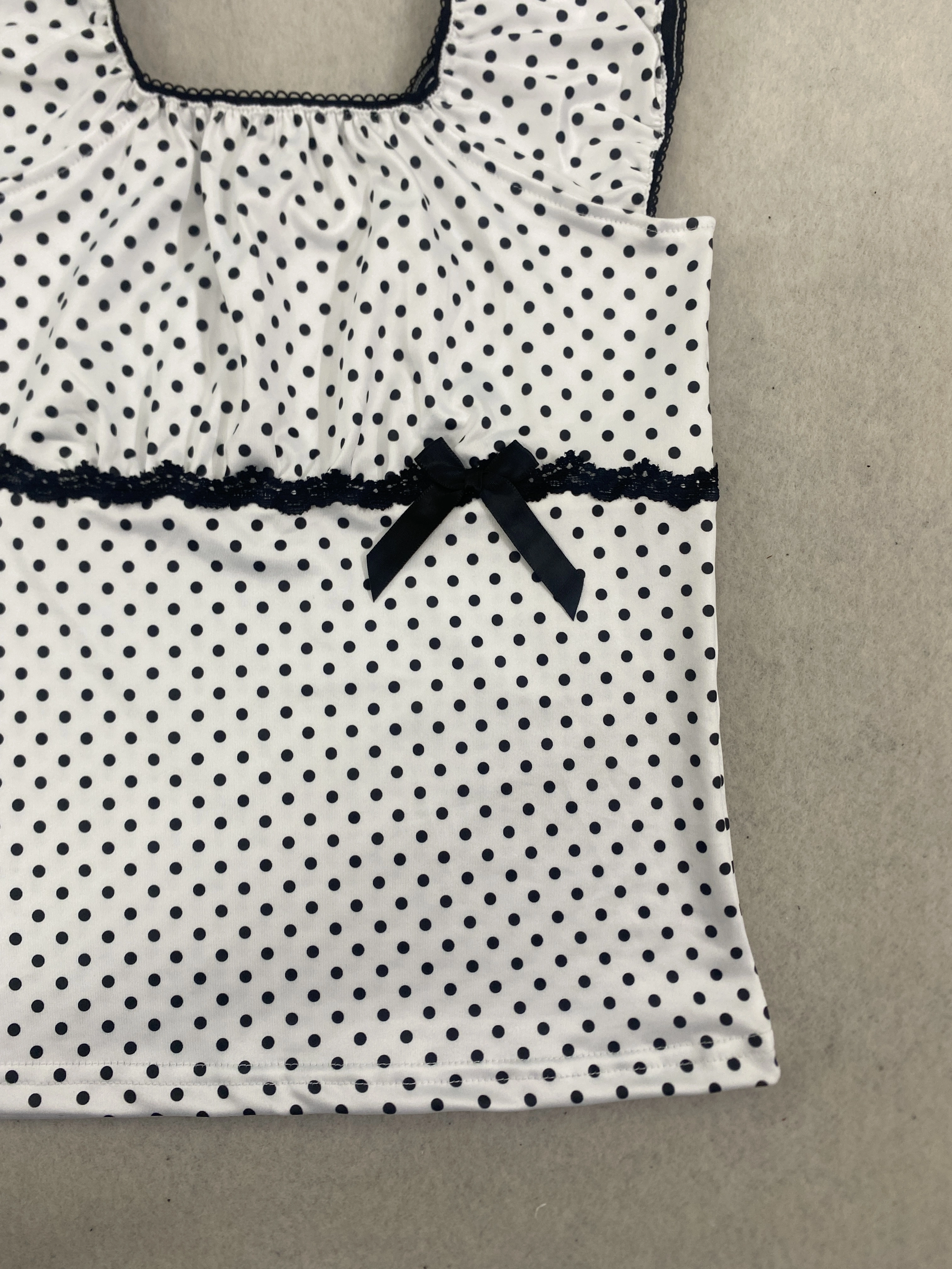 Débardeur blanc à pois à col carré pour femme avec bordure en dentelle marine et manches à volants