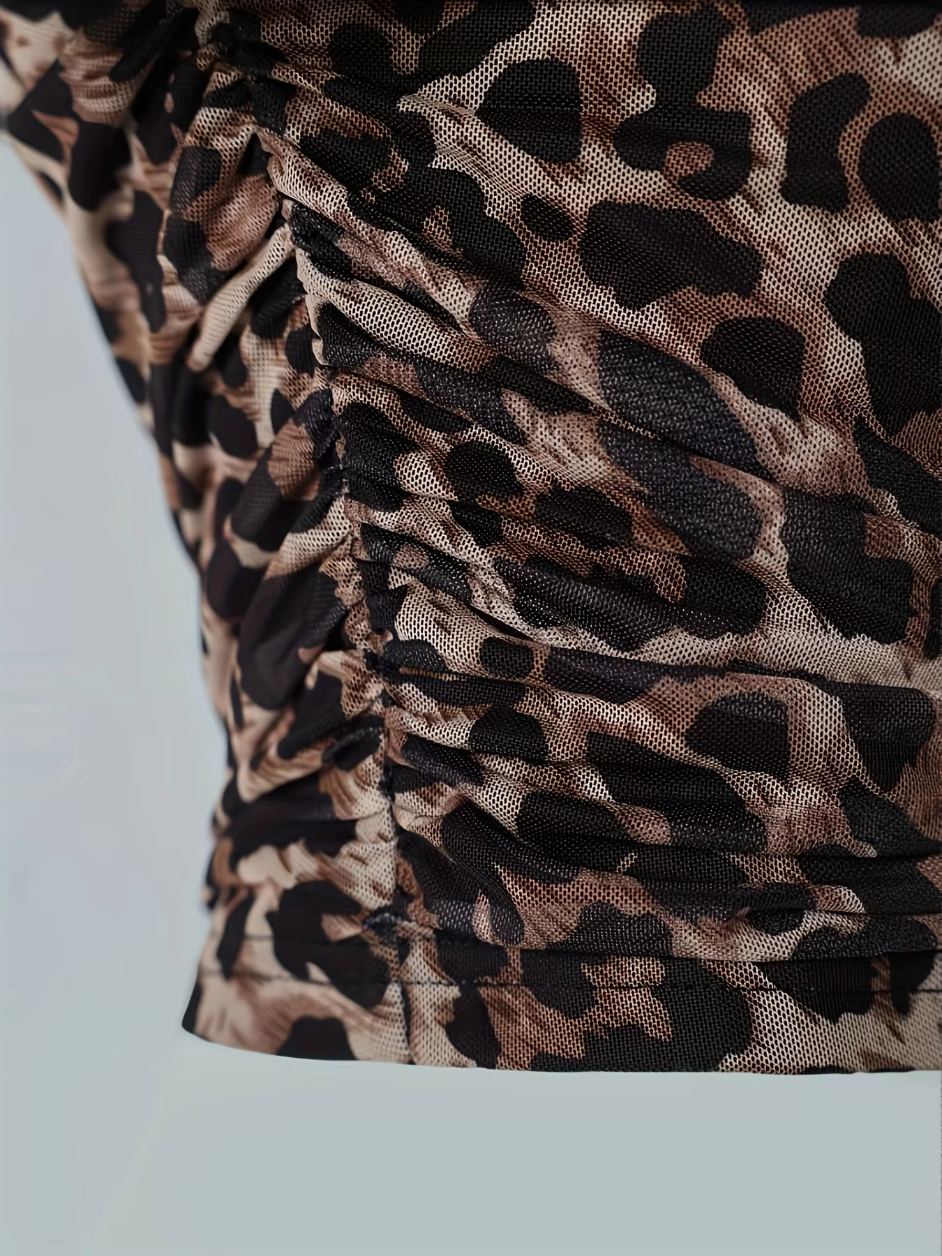 Dame avec haut sexy et élégant dos nu, extensible, à volants imprimé léopard