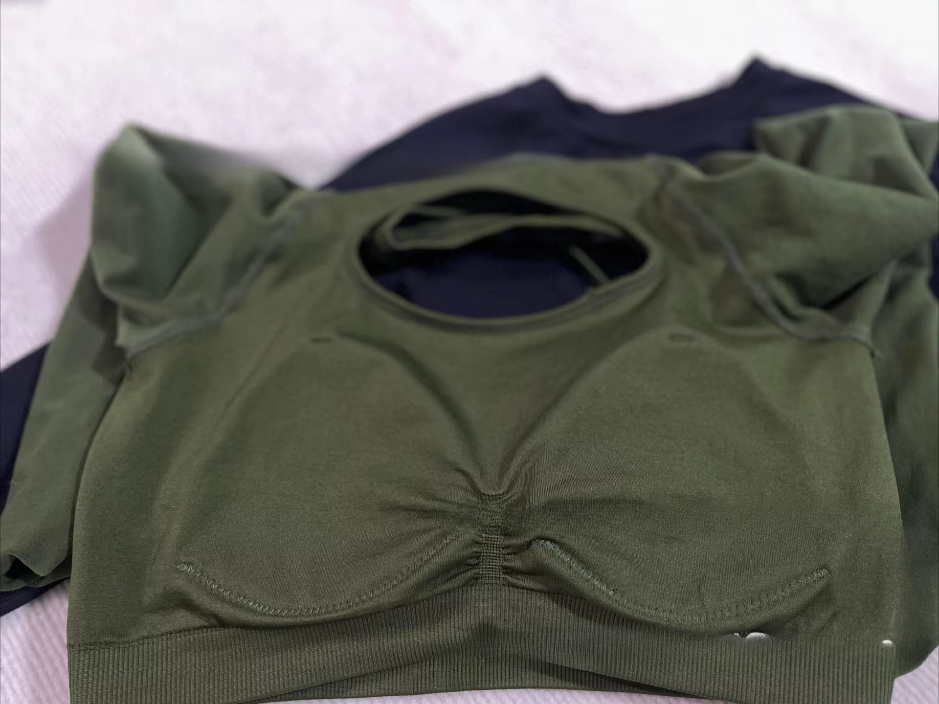 Haut court sans couture à manches longues pour femmes avec soutien-gorge rembourré fixe – Conception à dos croisé à séchage rapide pour le fitness et le yoga