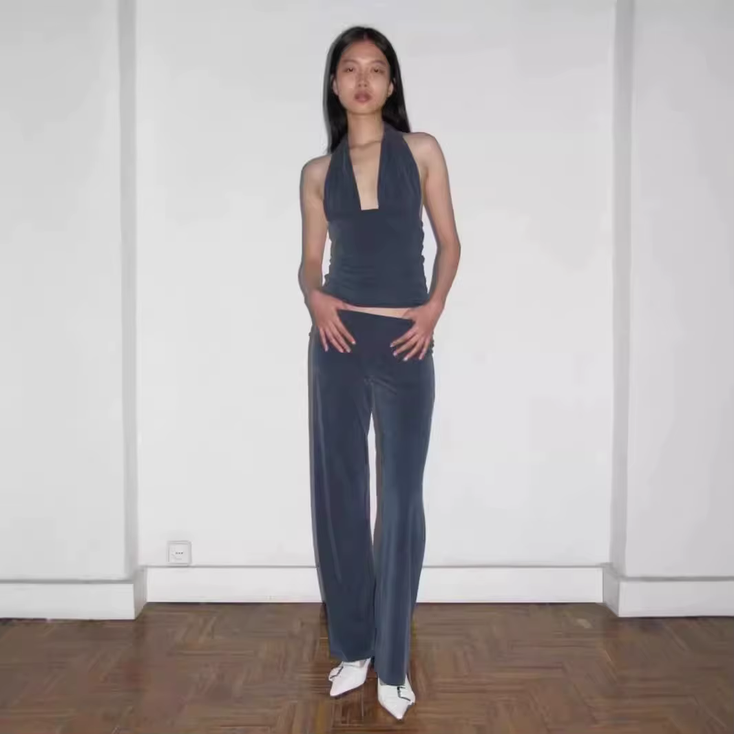 Haut ajusté et polyvalent, haut licou lisse pour femmes, gilet à col en v avec tour de cou élastique et à la mode