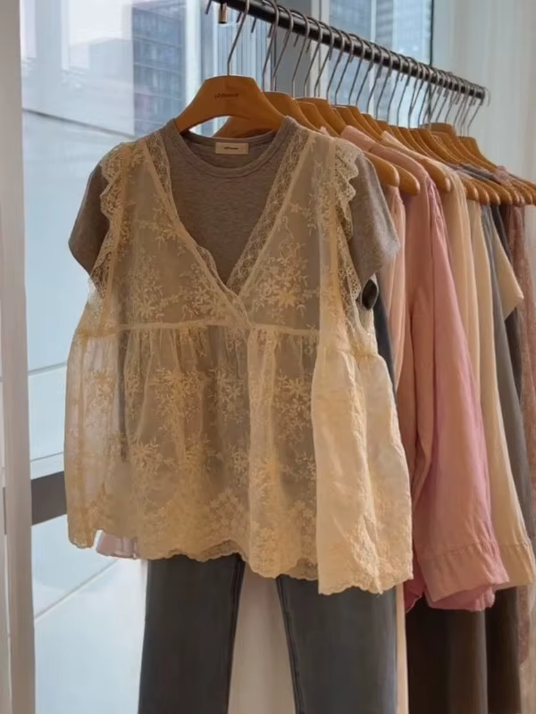 Haut cache-cœur en dentelle à col en V pour femme, tricoté ample blanc, style débardeur ajouré sans manches, collection printemps-été