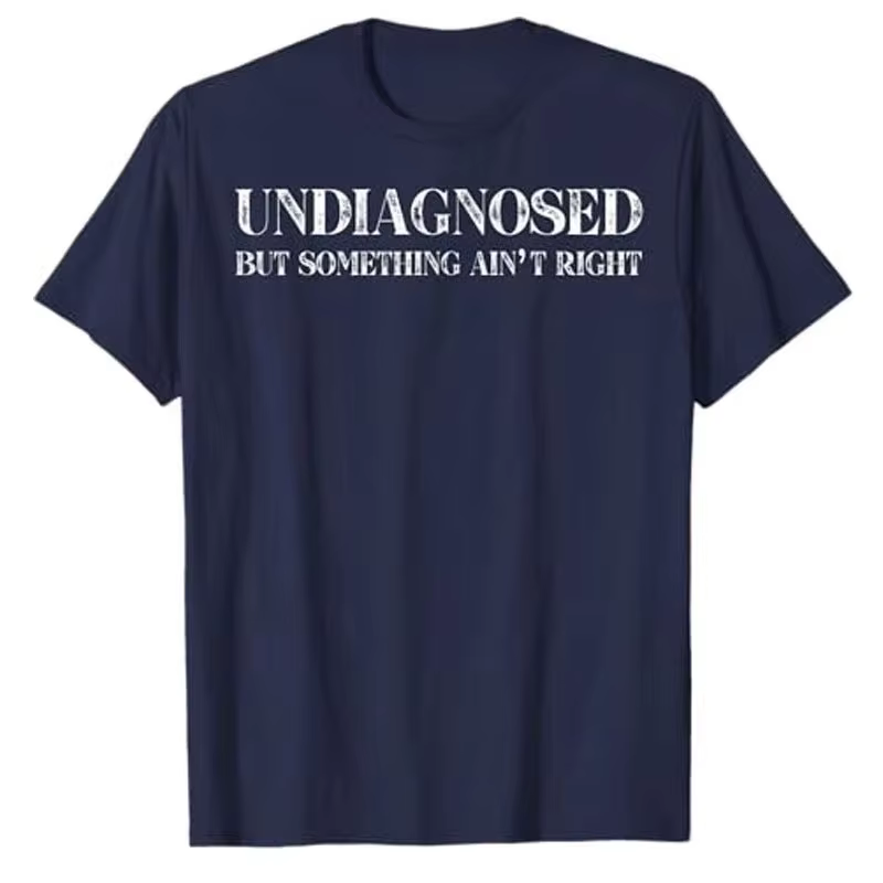 T-shirt humoristique « Undiagnosed But Something Ain't Right » avec lettres drôles imprimées