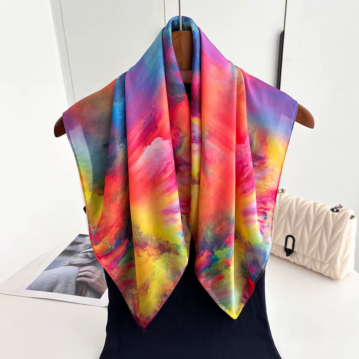 Foulard carré élégant pour femme en imitation soie à motif floral
