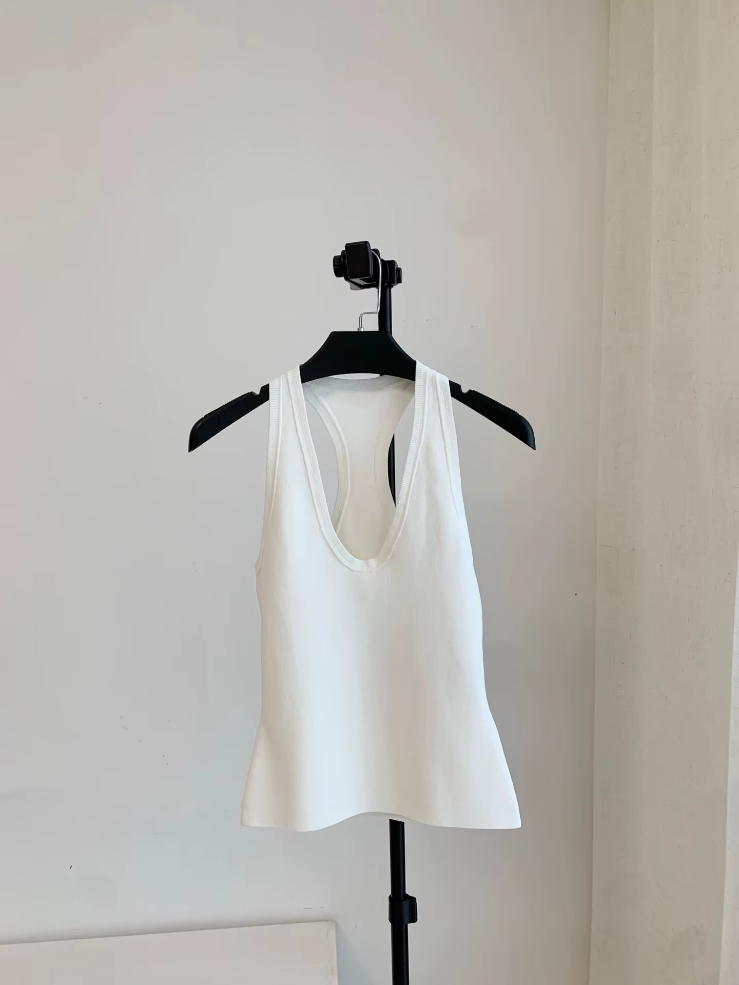 Débardeurs Femme Noirs ou Blancs Été 2026 – Gilet Tricoté Décontracté Slim à Col Halter et Encolure en U Sans Manches