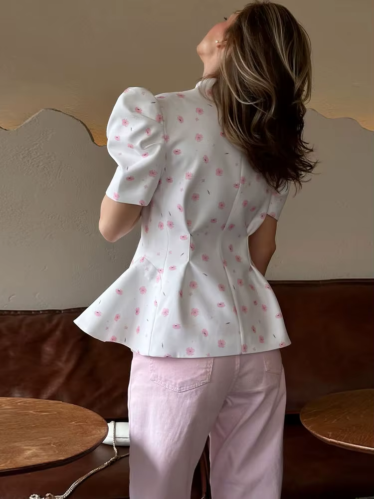 Blouse élégante à manches bouffantes florales et basque