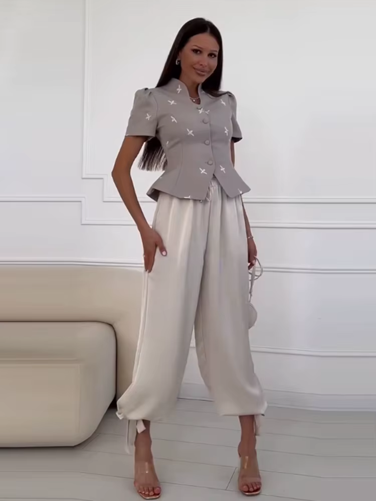 Hauts à col en V brodés à manches courtes avec taille cintrée pour femme