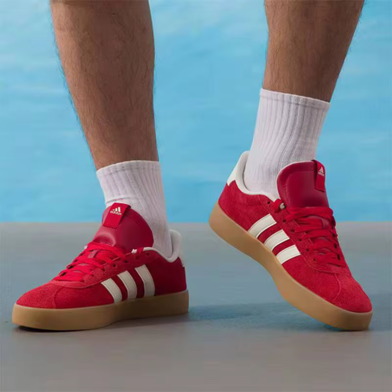 Chaussures de skate Adidas Originals rouges à tige basse, en daim, classiques, 3 bandes, semelle en caoutchouc, baskets décontractées vintage KI5079