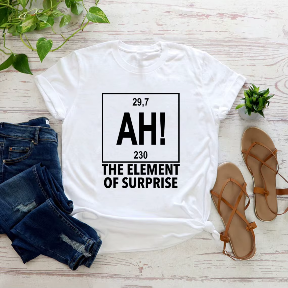 T-shirt unisexe « Ah, l'élément de la surprise » avec motif « Hail Mary »