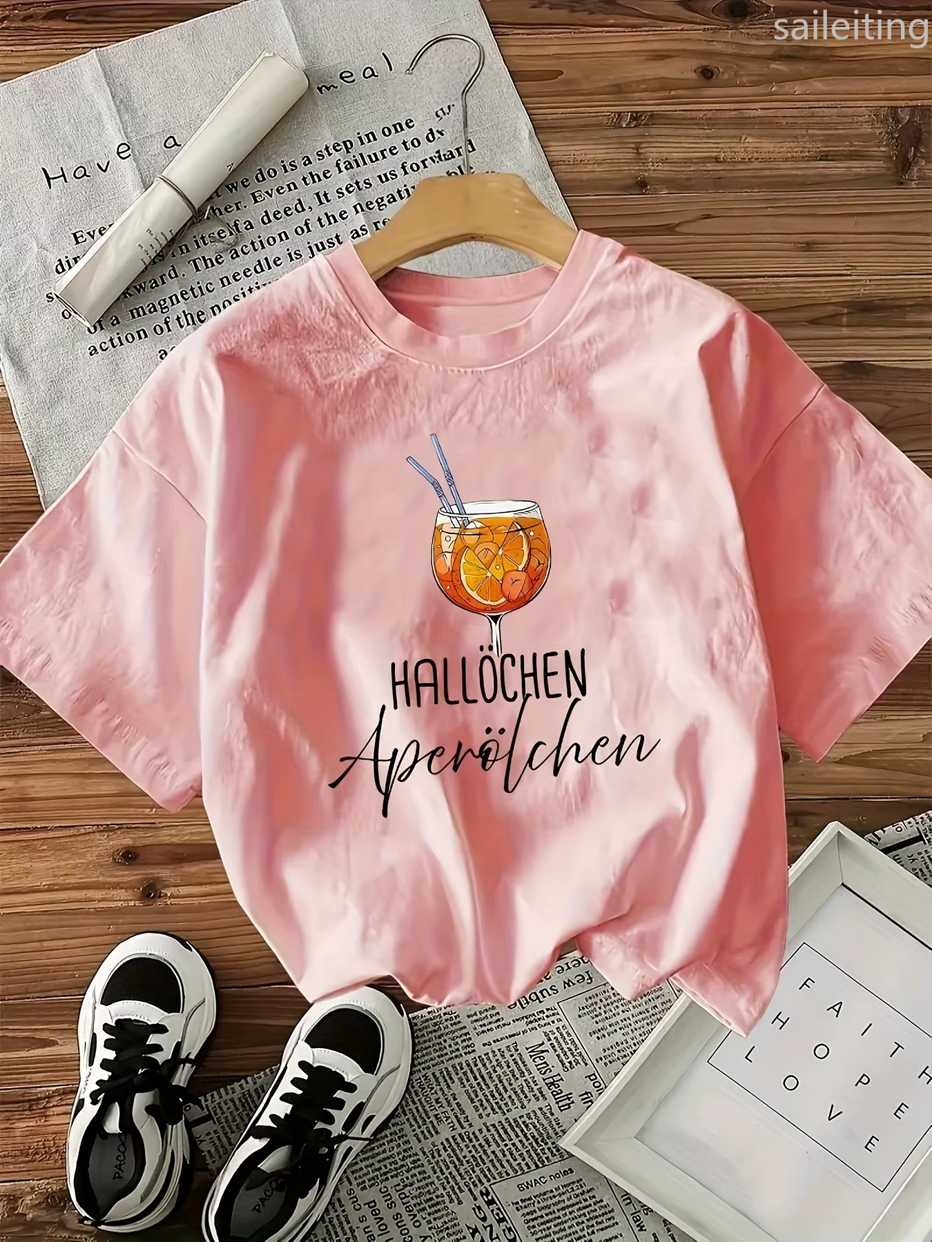 T-shirt à manches pour femmes avec imprimé graphique orange « HALLOCHEN Aperol Spritz » blanc