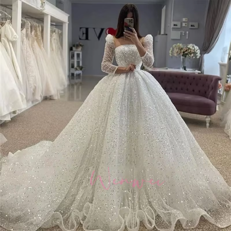 Robe de mariée moderne et élégante à col carré
