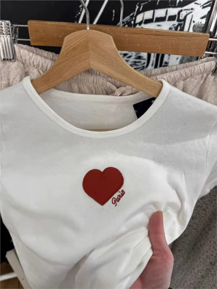 T-shirts brodés cœur rouge pour femmes