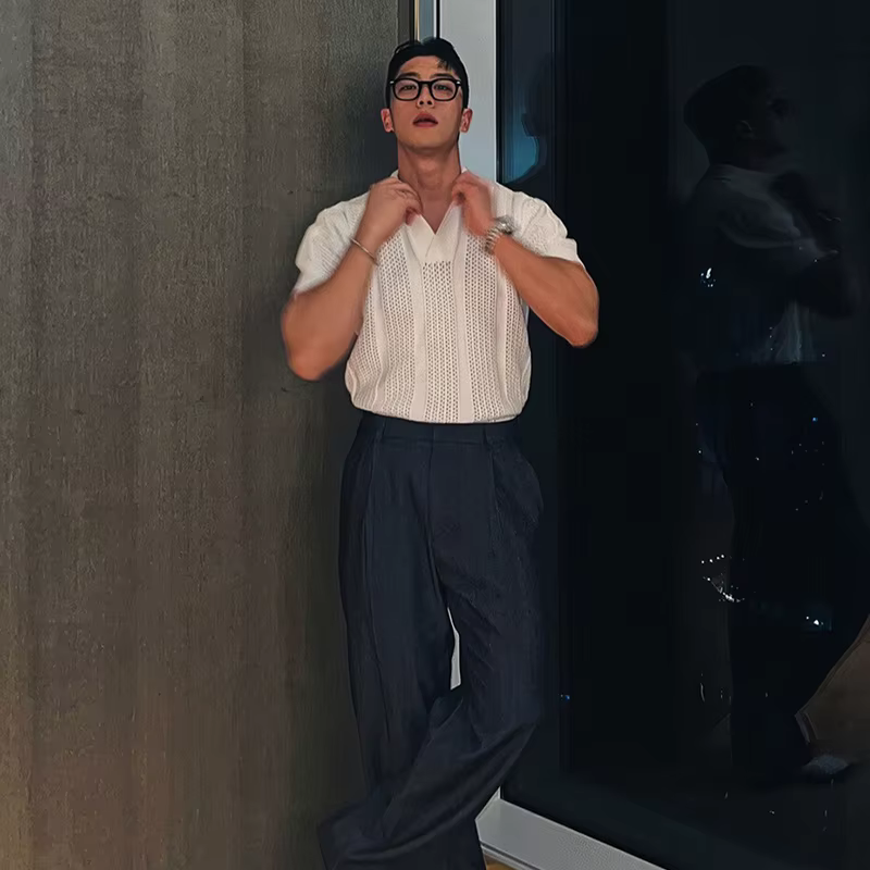 Polo évidé à manches courtes et col en V pour hommes