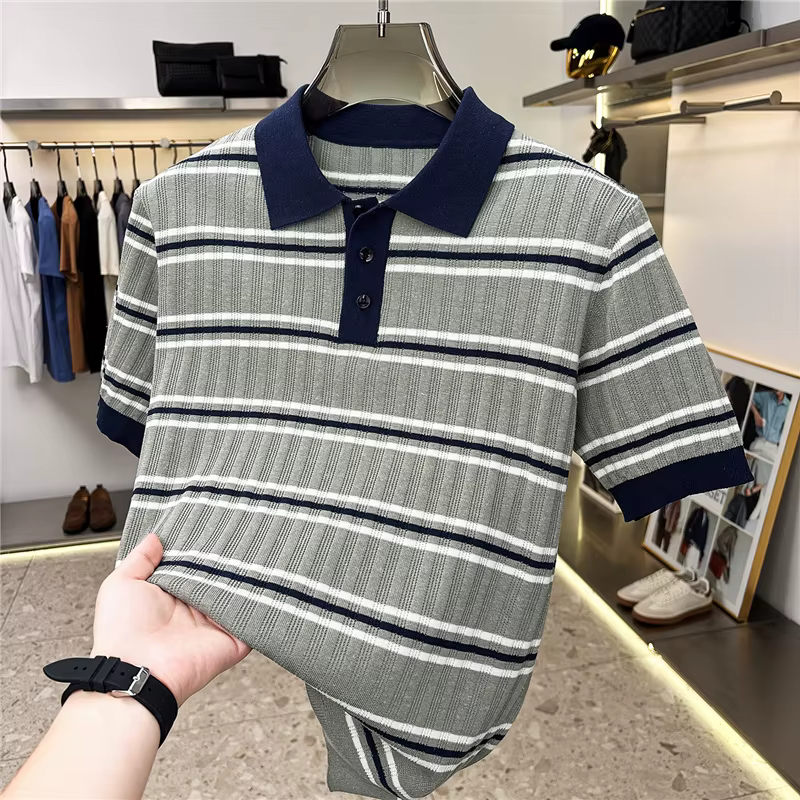 Polo tricoté rayé couleur café pour homme