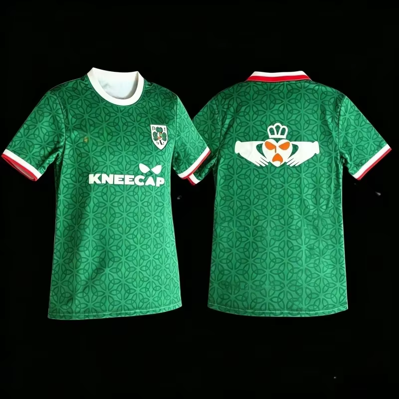 T-shirt de style football avec un motif celtique vert irlandais