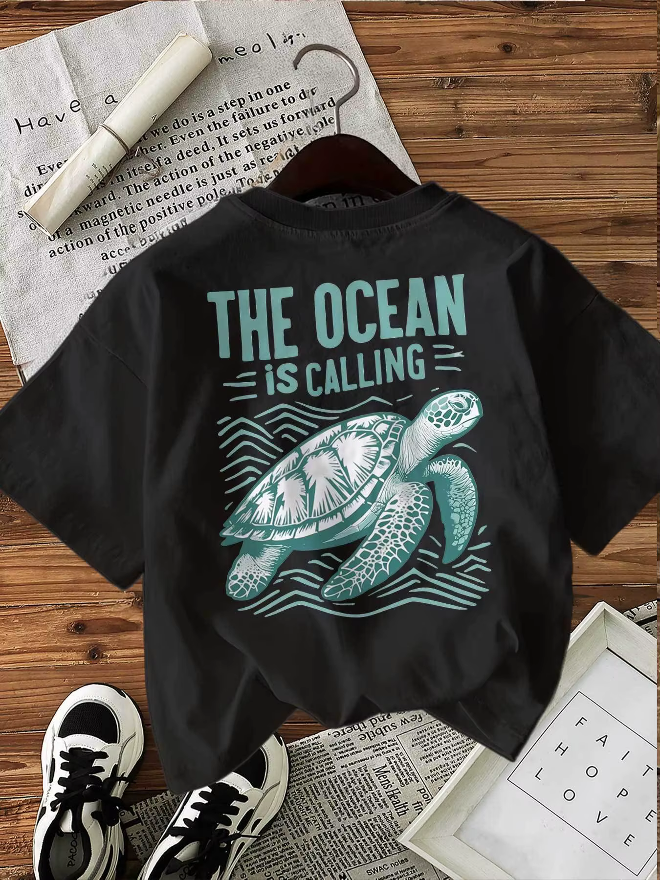 T-shirt graphique « L'océan appelle » avec tortue marine