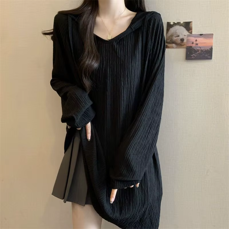 Le T-shirt à capuche et manches longues est un nouveau haut tendance ample et amincissant de style coréen pour les femmes au printemps et en automne