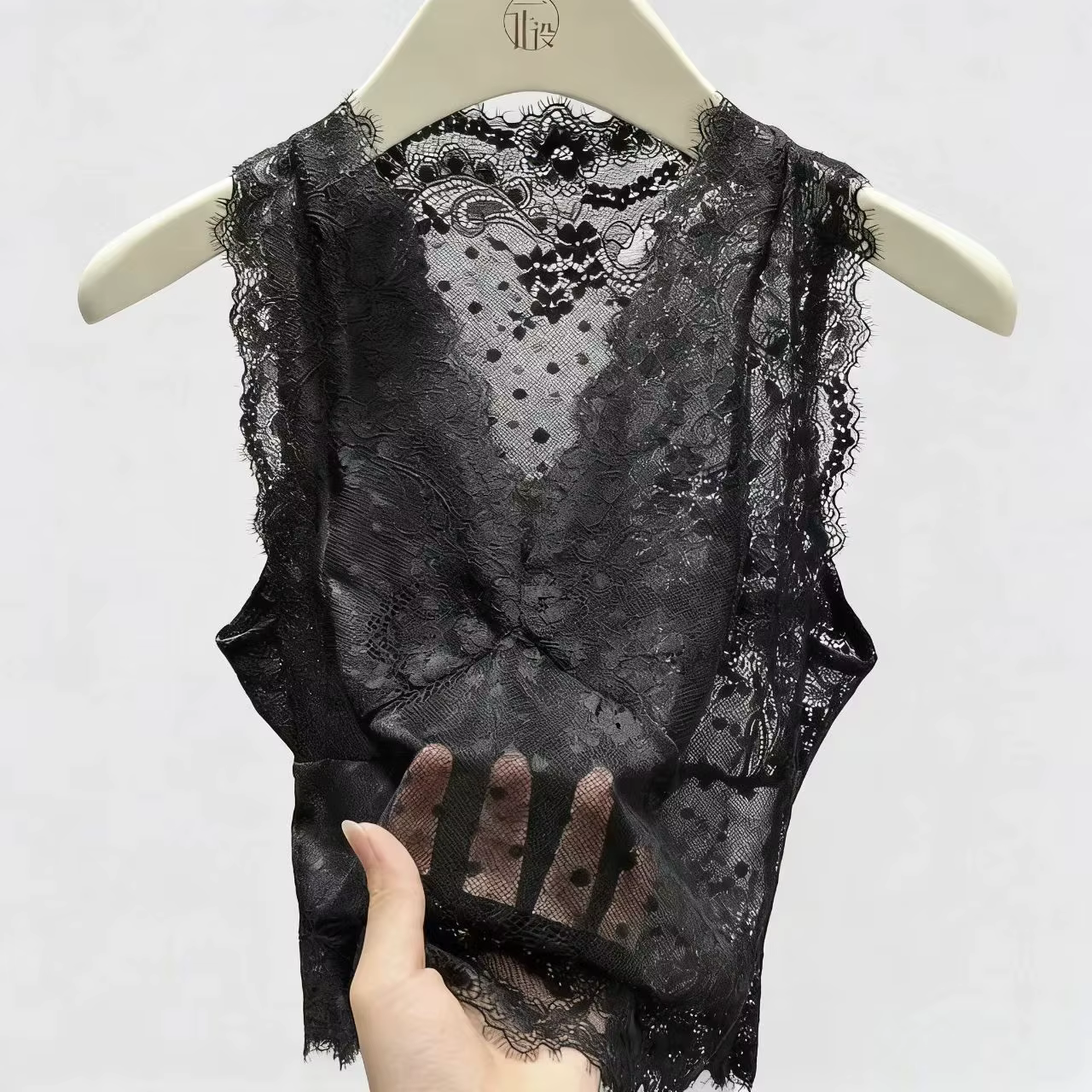 Gilet sans manches en dentelle blanche pour femme – Haut superposé en maille florale transparente pour tenues élégantes