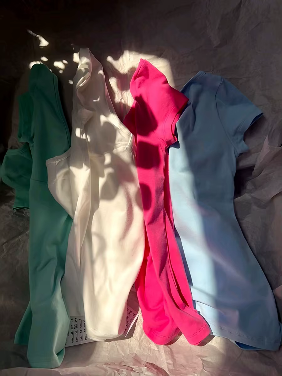 Nouveaux T-shirts roses à col en V pour femme