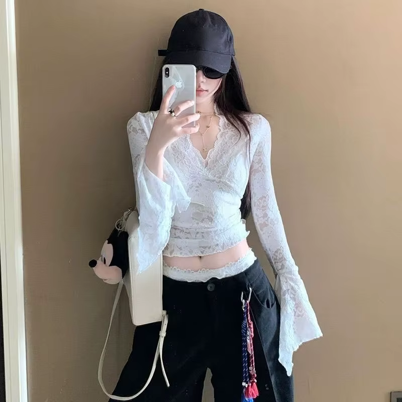Printemps été mince dentelle culture hauts pour femmes blanc Sexy col en v transparent T-Shirts femme mode manches évasées fête en mousseline de soie Blouse