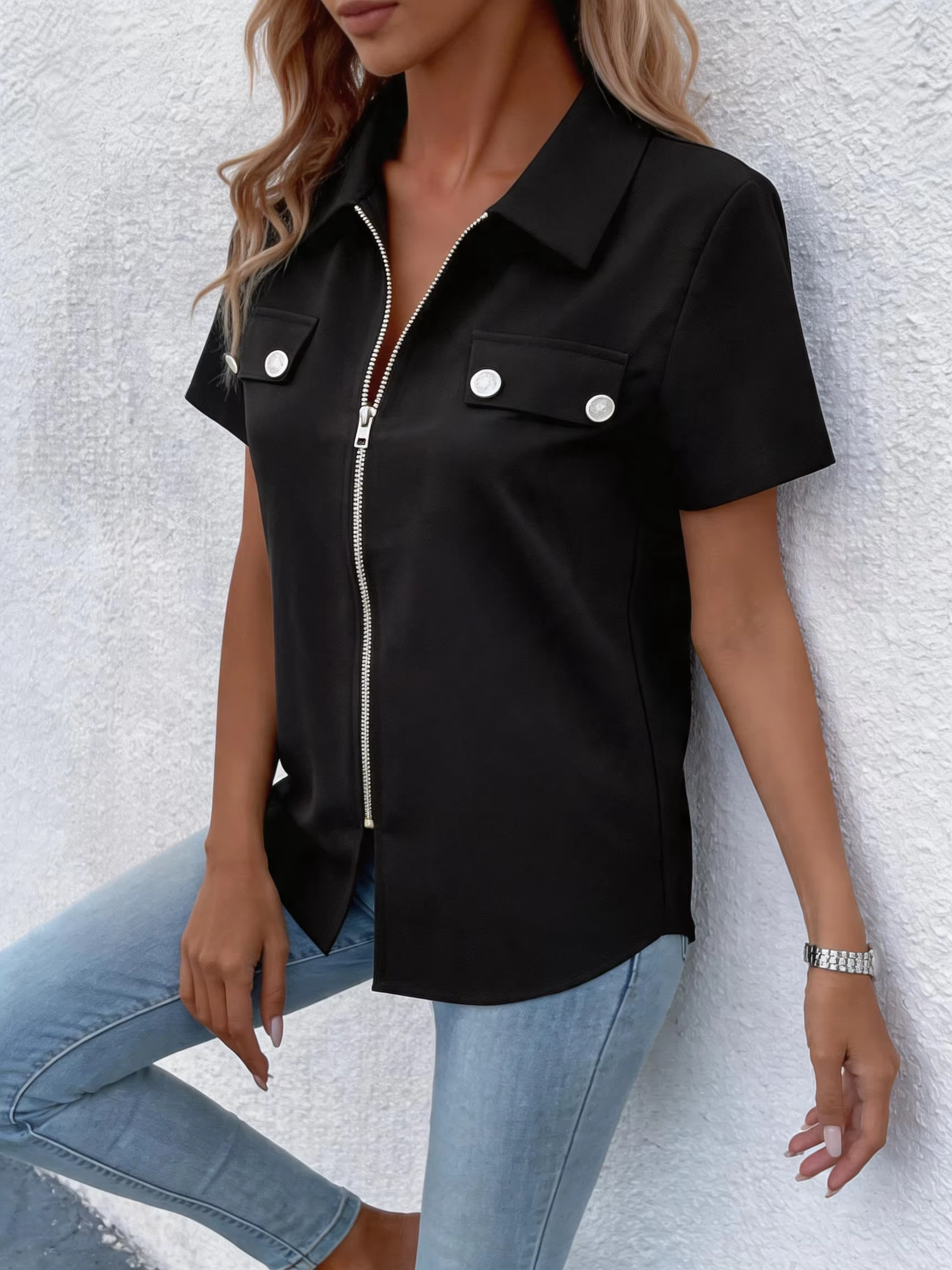 Chemise noire sans col à manches courtes avec fermeture éclair pour femme
