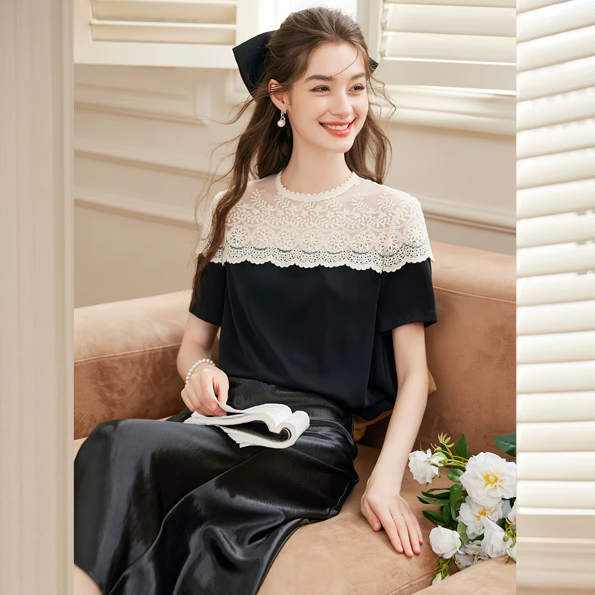LOUIS YAO chemise femme 2025 été épaule creuse dentelle conception T-shirt tempérament élégant col rond manches courtes