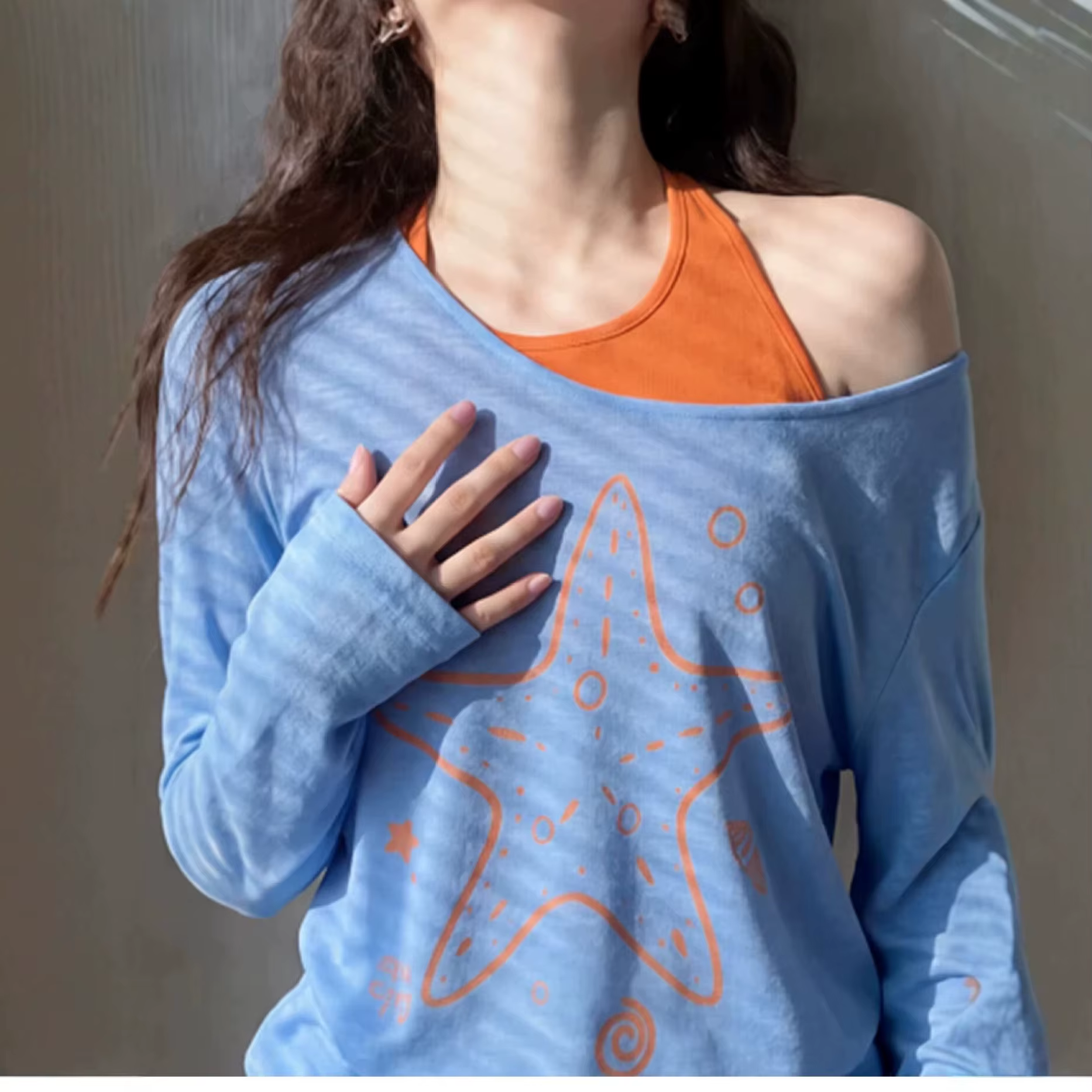T-shirt bleu à épaules asymétriques et manches longues pour femme