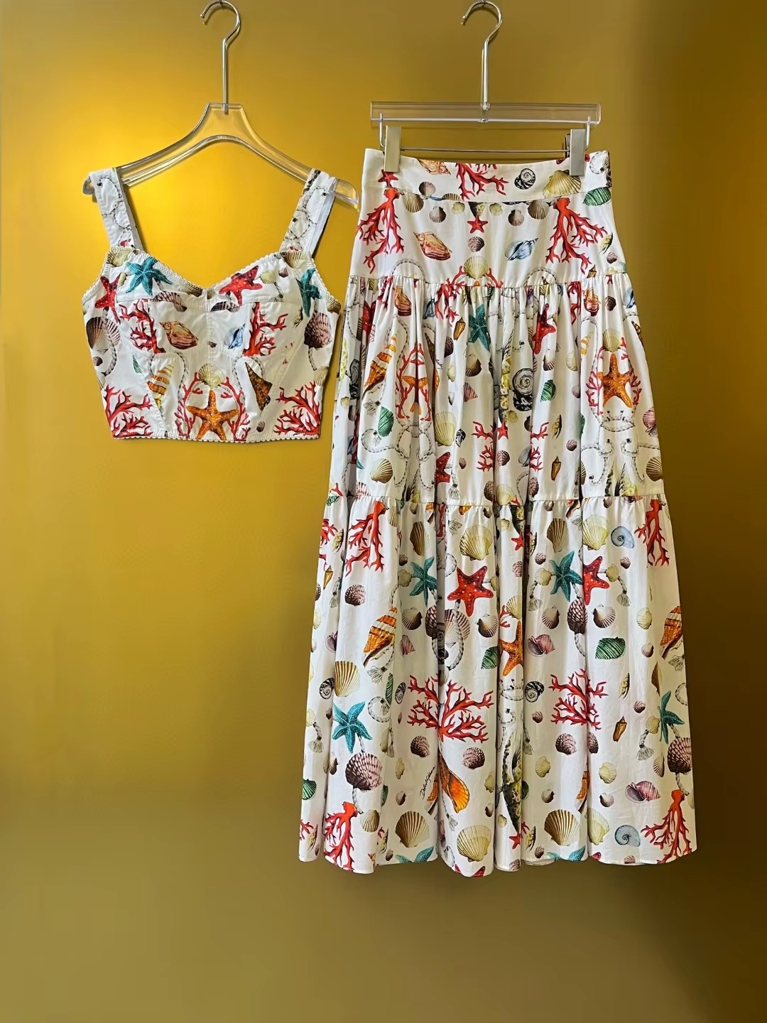 Ensemble 2 pièces d'été de luxe pour femmes, haut court et jupe longue en coton imprimé coquille d'étoile de mer | Vêtements de plage de haute qualité 2025