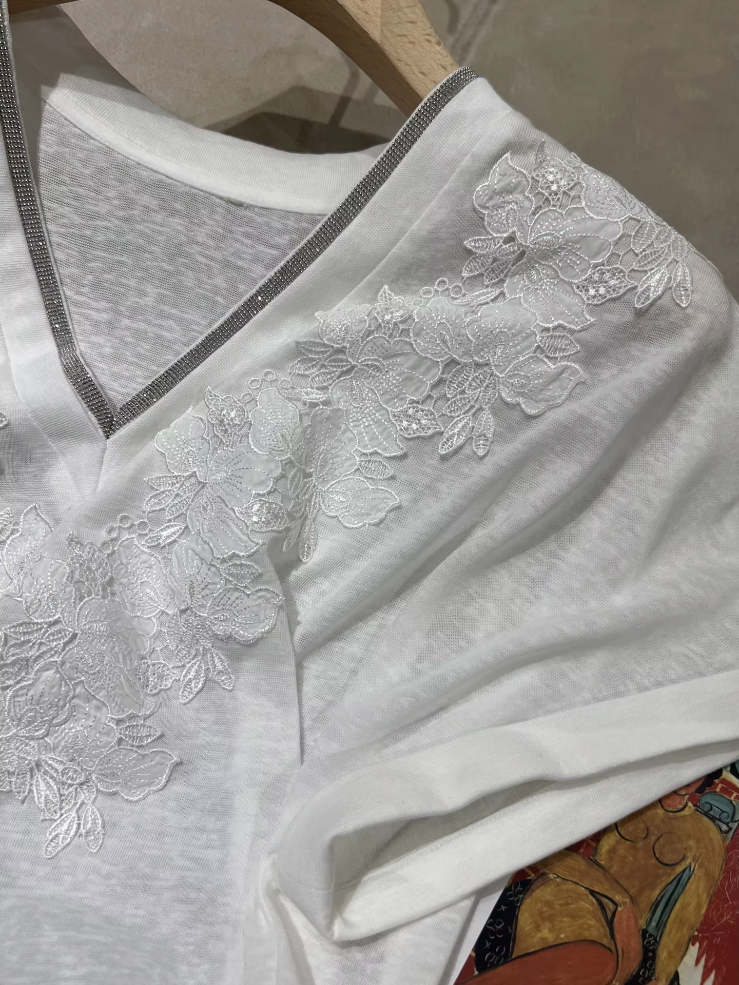T-shirt en soie et lin à manches courtes brodé avec col perlé