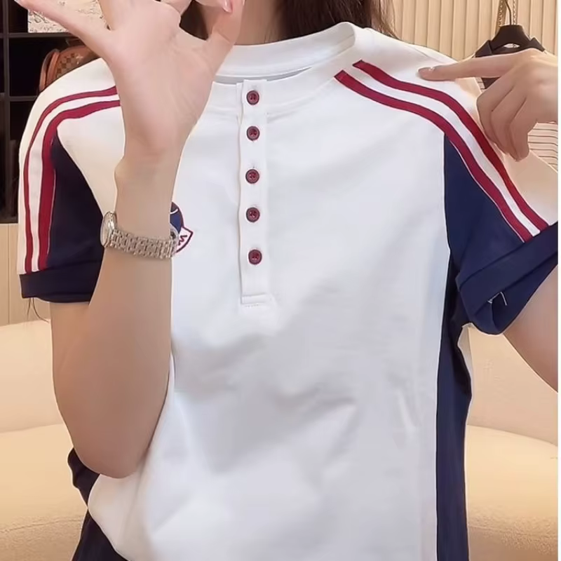 T-shirt de tennis preppy pour femme