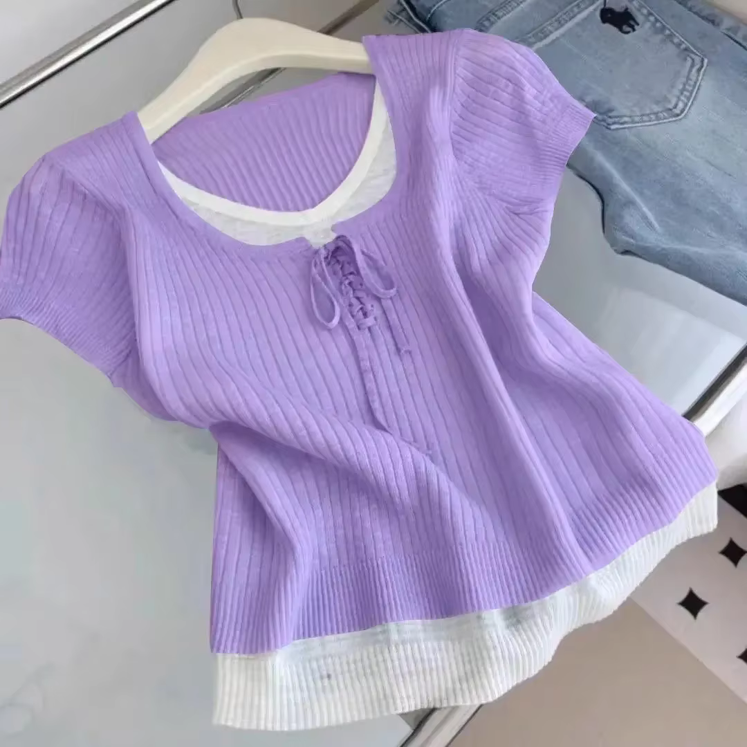 T-shirt en tricot violet avec détail lacé
